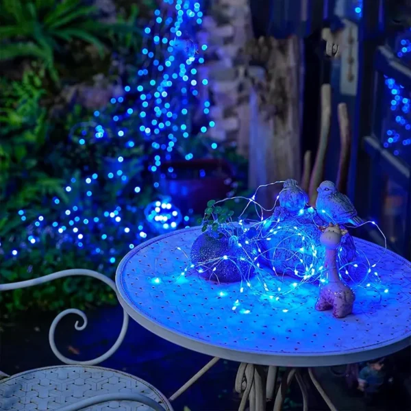 Plave solarne sijalice na terasi stvaraju miran i elegantan ambijent