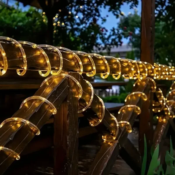 Providno PVC crevo sa žutim LED diodama pruža stabilno dekorativno svetlo