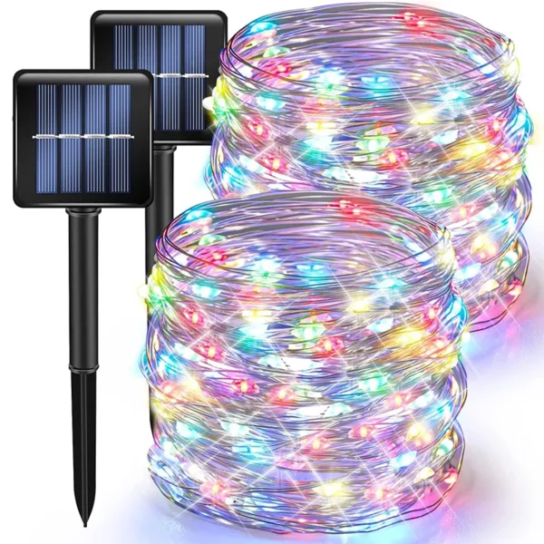 RGB solarne lampice na ogradi osvetljavaju prostor u više boja
