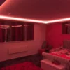 Romantična dekoracija sa crvenim LED lampicama unosi toplinu i atmosferu
