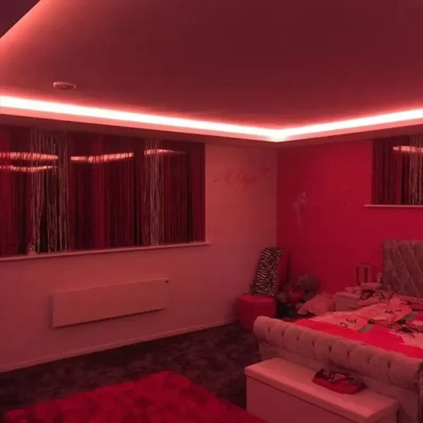 Romantična dekoracija sa crvenim LED lampicama unosi toplinu i atmosferu