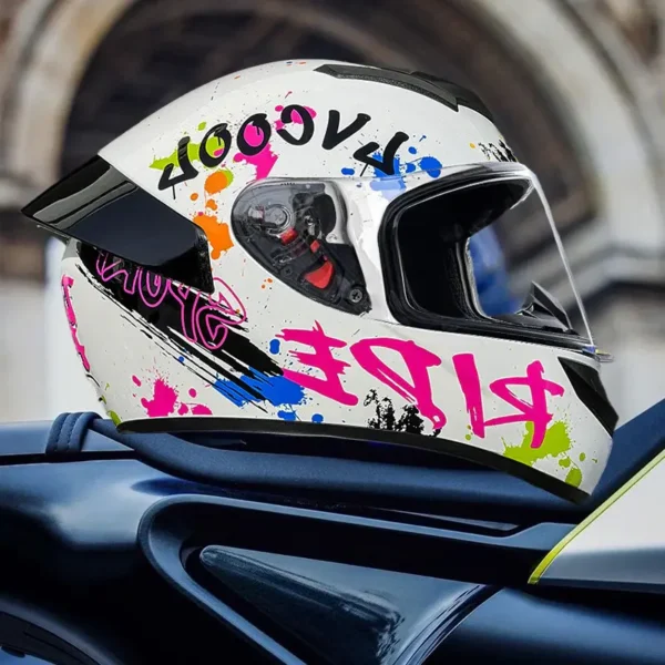 Šarena full-face moto kaciga sa dinamičnim dizajnom