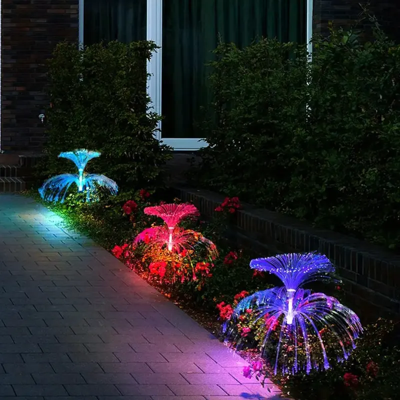 Solarna lampa Meduza radi bez kablova i pruža RGB osvetljenje u više boja