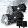 Bele solarne lampice 10m za dekoraciju dvorišta i terasa, stvaraju prijatnu i elegantnu atmosferu tokom večeri