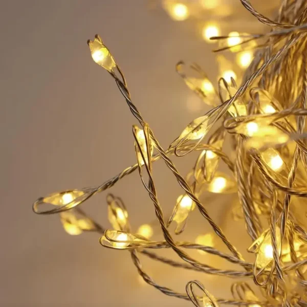 Solarne vilinske lampice na savitljivoj žici stvaraju čaroban sjaj tokom noći