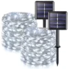Solarni panel sa belim LED svetlom puni se na suncu i osvetljava noću