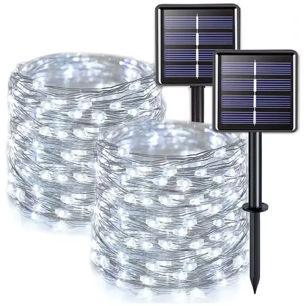 Solarni panel sa belim LED svetlom puni se na suncu i osvetljava noću