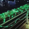 Solarni panel puni bateriju od 600 mAh i omogućava lampicama da svetle tokom noći bez priključka na struju