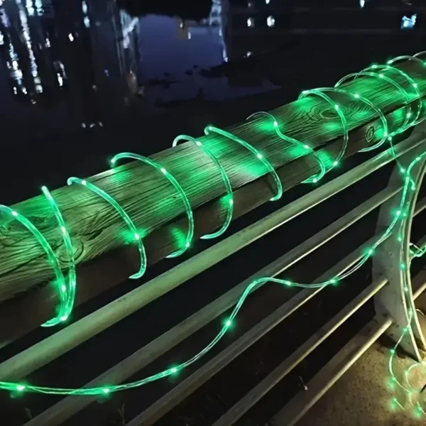 Solarni panel puni bateriju od 600 mAh i omogućava lampicama da svetle tokom noći bez priključka na struju