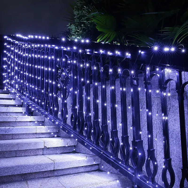 Solarno osvetljenje bela LED mreža pruža prijatan ambijent i uštedu energije