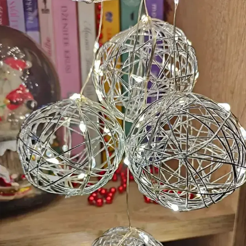 Svetleće kugle sa mrežastim kablom nude luksuznu prazničnu dekoraciju