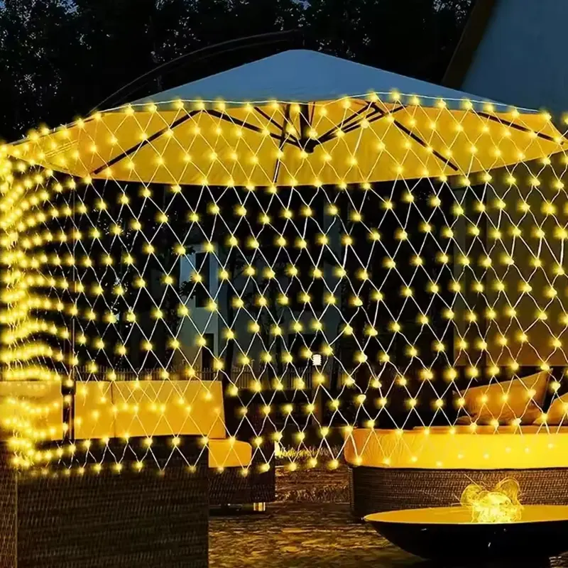 Svetlosna zavesa sa žutim sijalicama pruža miran i elegantan efekat