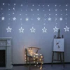 Svetlosna zavesa sa zvezdama i mesecom idealna je za praznični ambijent
