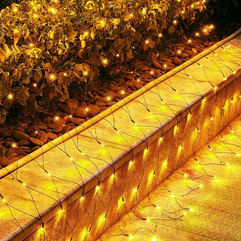 Toplo bela LED mreža zavesa za prozore i zidove stvara svečanu atmosferu