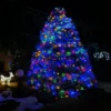 Veseli LED niz sa više boja stvara razigranu atmosferu tokom noći