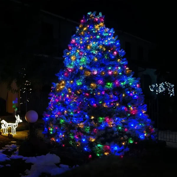 Veseli LED niz sa više boja stvara razigranu atmosferu tokom noći