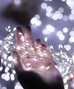 Vilinske lampice bele boje sa daljinskim upravljačem nude osam režima svetla