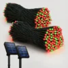 Zeleno crvene solarne lampice na terasi stvaraju praznični ugođaj