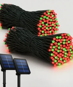 Zeleno crvene solarne lampice na terasi stvaraju praznični ugođaj