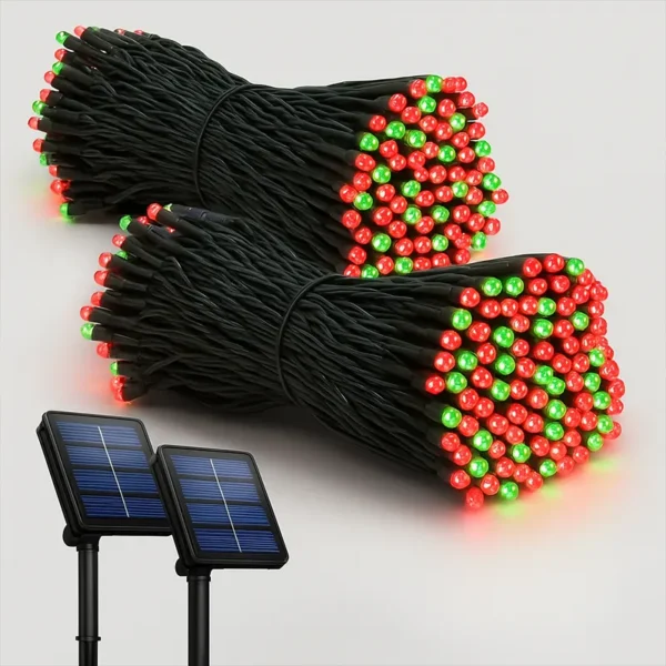 Zeleno crvene solarne lampice na terasi stvaraju praznični ugođaj